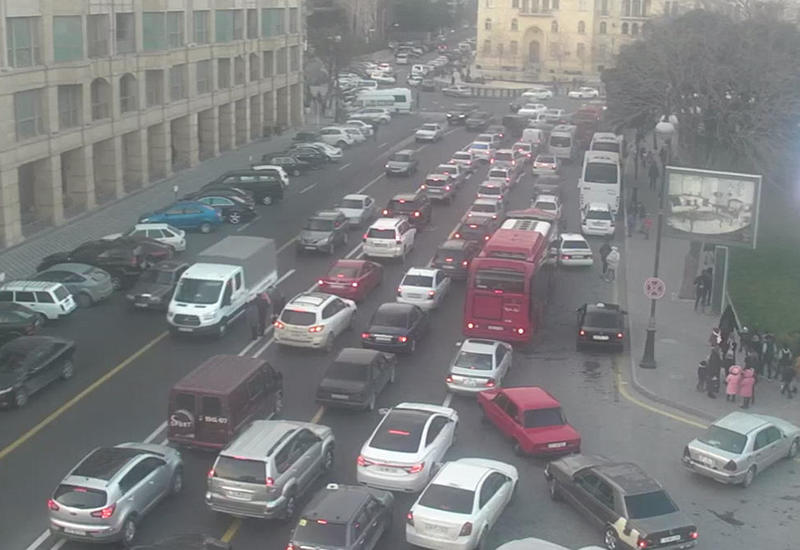 На основных улицах и проспектах Баку наблюдаются пробки