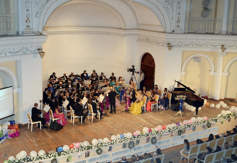 Саундтреки к известным фильмам в исполнении Азербайджанского оркестра народных инструментов