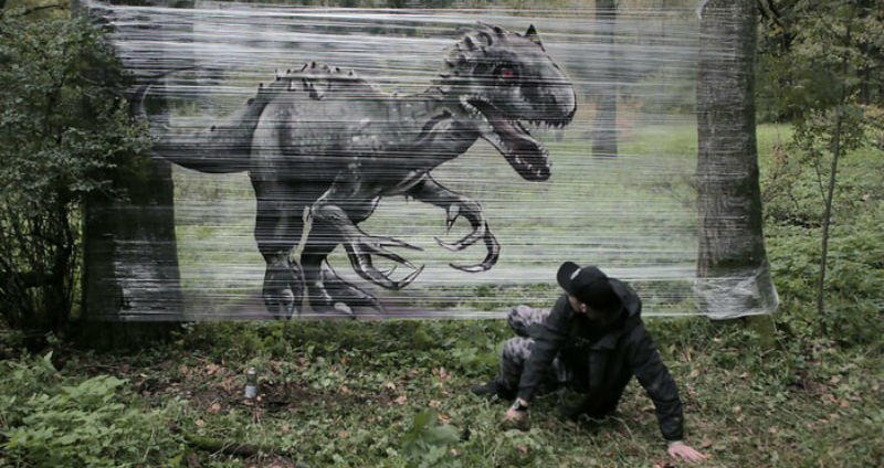Граффити в лесу: москвич рисует пугающе реалистичных зверей на прозрачной пленке