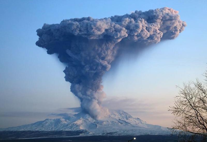 В России вулкан выбросил пепловый столб на 6 км