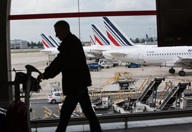 Бездомный вынес из парижского аэропорта около полумиллиона евро