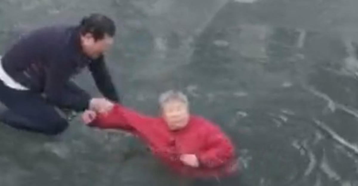 Пожилую женщину чудом удалось спасти из замёрзшей реки