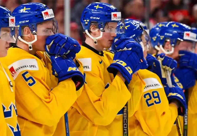 Шведский хоккеист выбросил свою медаль после финала чемпионата мира