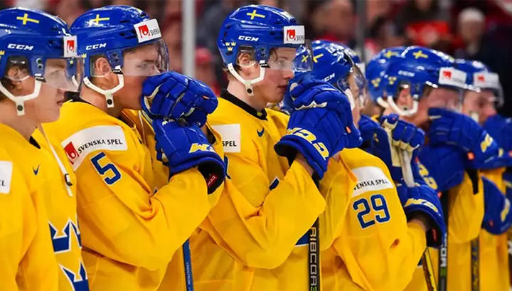 Шведский хоккеист выбросил свою медаль после финала чемпионата мира
