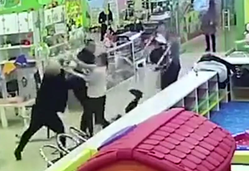 Трое хулиганов жестоко избили мать с ребенком в торговом центре