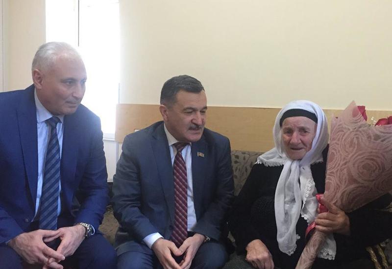 Azərbaycan deputatları çeçen əsilli 102 yaşlı qadına baş çəkiblər