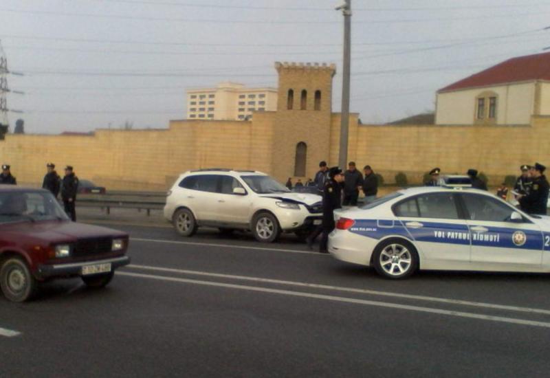 Жуткая авария на дороге в аэропорт в Баку