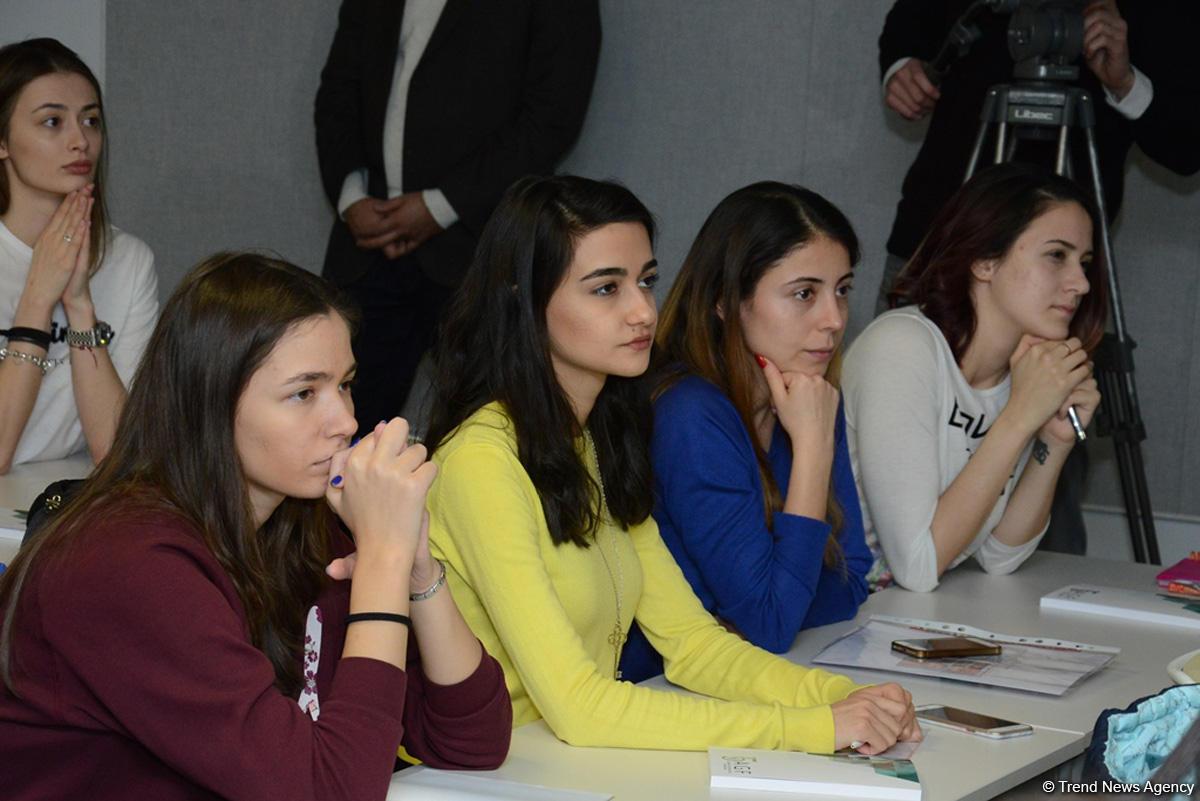 В Баку стартовали тренерские курсы FIG по художественной гимнастике