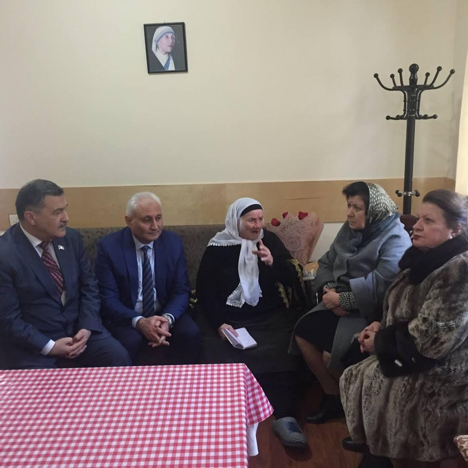 Azərbaycan deputatları çeçen əsilli 102 yaşlı qadına baş çəkiblər