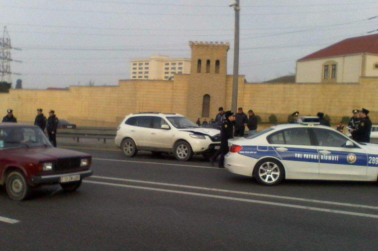 Жуткая авария на дороге в аэропорт в Баку