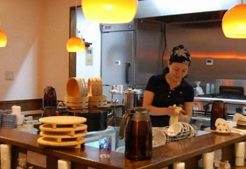 В Токио открылся ресторан, где можно поесть, отработав смену на кухне