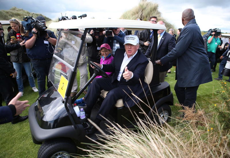 Премьер Норвегии подарила Трампу уникальную клюшку для гольфа