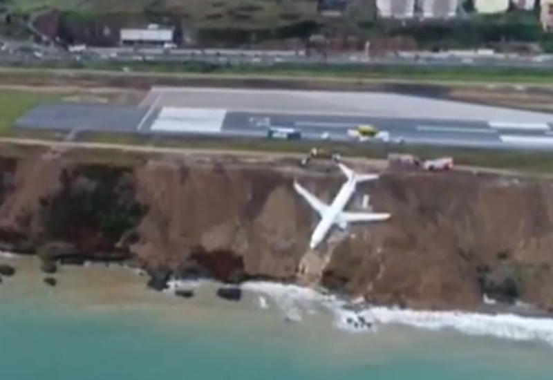 Пассажир самолета, повисшего на обрыве в Турции, снял на телефон момент эвакуации