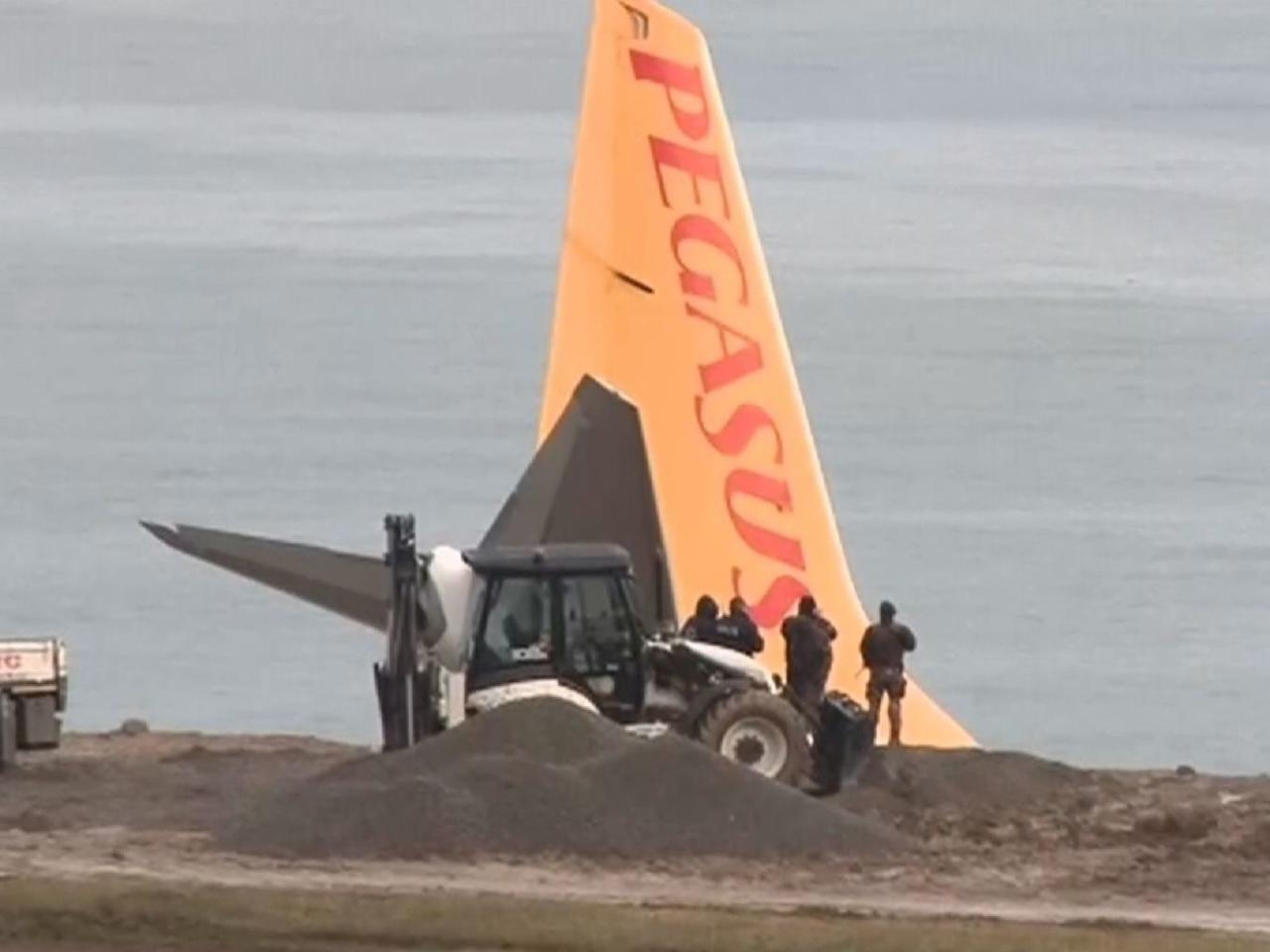 Самолет со 162 пассажирами повис на обрыве в Турции