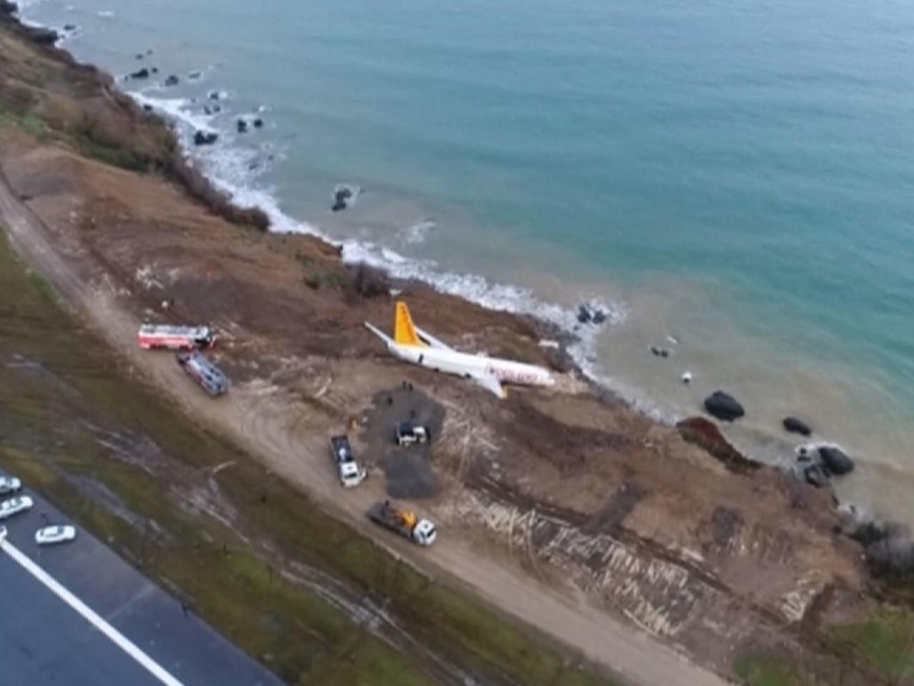 Самолет со 162 пассажирами повис на обрыве в Турции