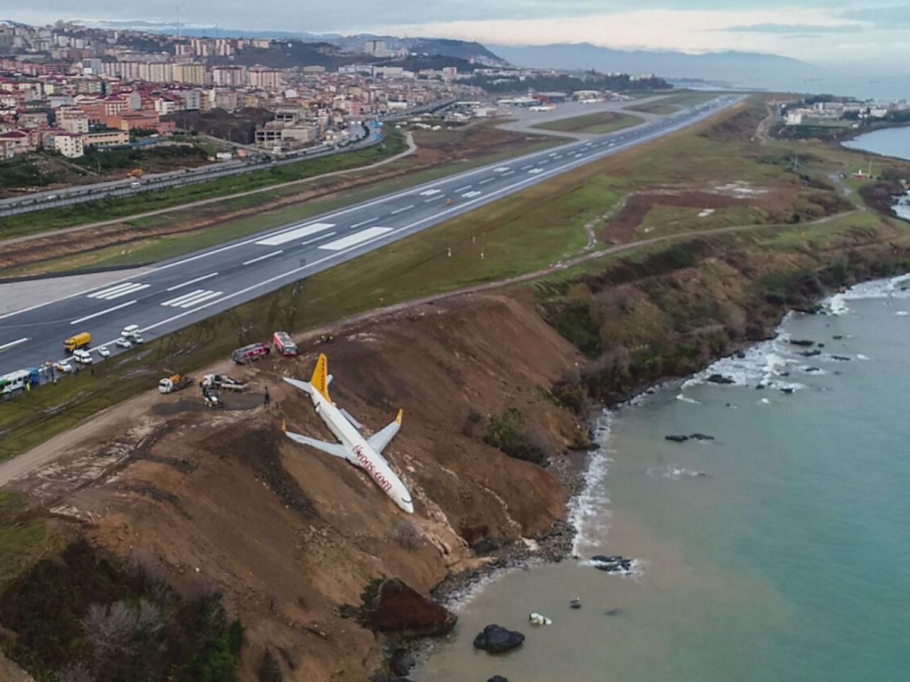 В Турции самолет выкатился за пределы полосы и застрял на краю обрыва