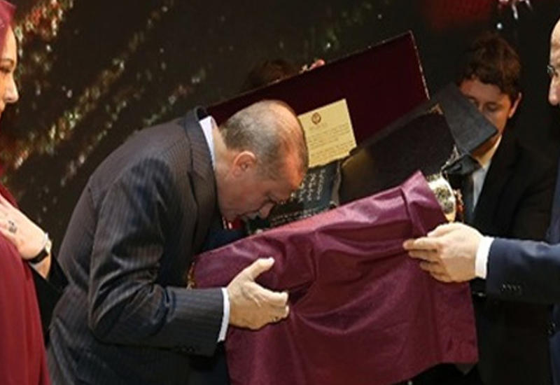 Азербайджанка подарила Эрдогану изготовленный из шелка священный Коран