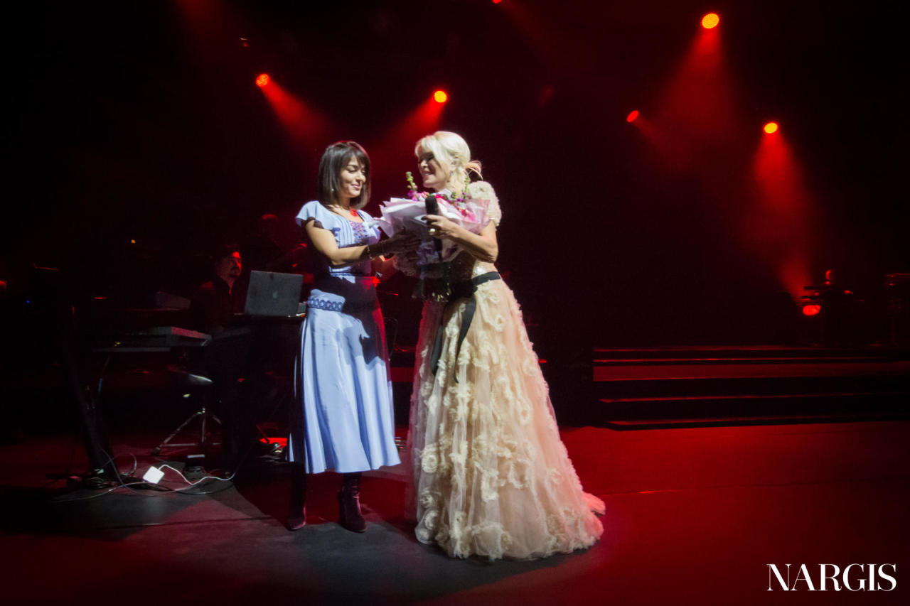 Легендарная Ажда Пеккан выступила с грандиозным концертом в Баку в честь 5-летия журнала NARGIS