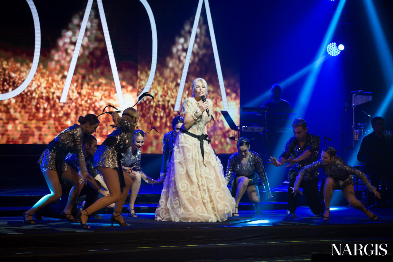 Легендарная Ажда Пеккан выступила с грандиозным концертом в Баку в честь 5-летия журнала NARGIS