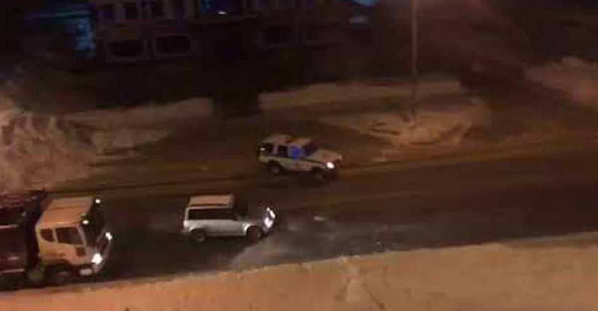 Полицейские попытались остановить угонщика снежками Полицейские попытались остановить угонщика снежками