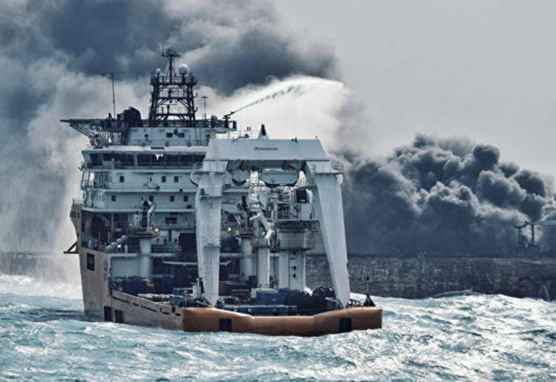 Ученые предупреждают: нефтяное пятно от затонувшего иранского танкера угрожает экологии