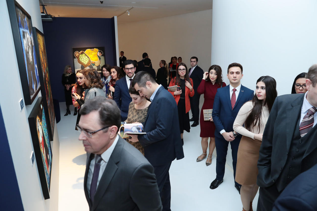Вице-президент Фонда Гейдара Алиева Лейла Алиева приняла участие в церемонии открытия персональной выставки художника Алексея Бегова в Центре Гейдара Алиева