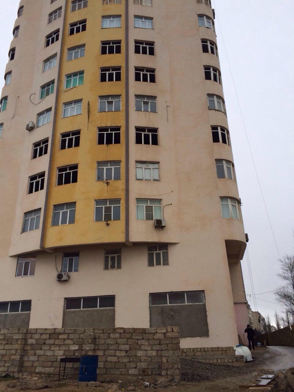 В 16-этажном доме в Баку образовались трещины