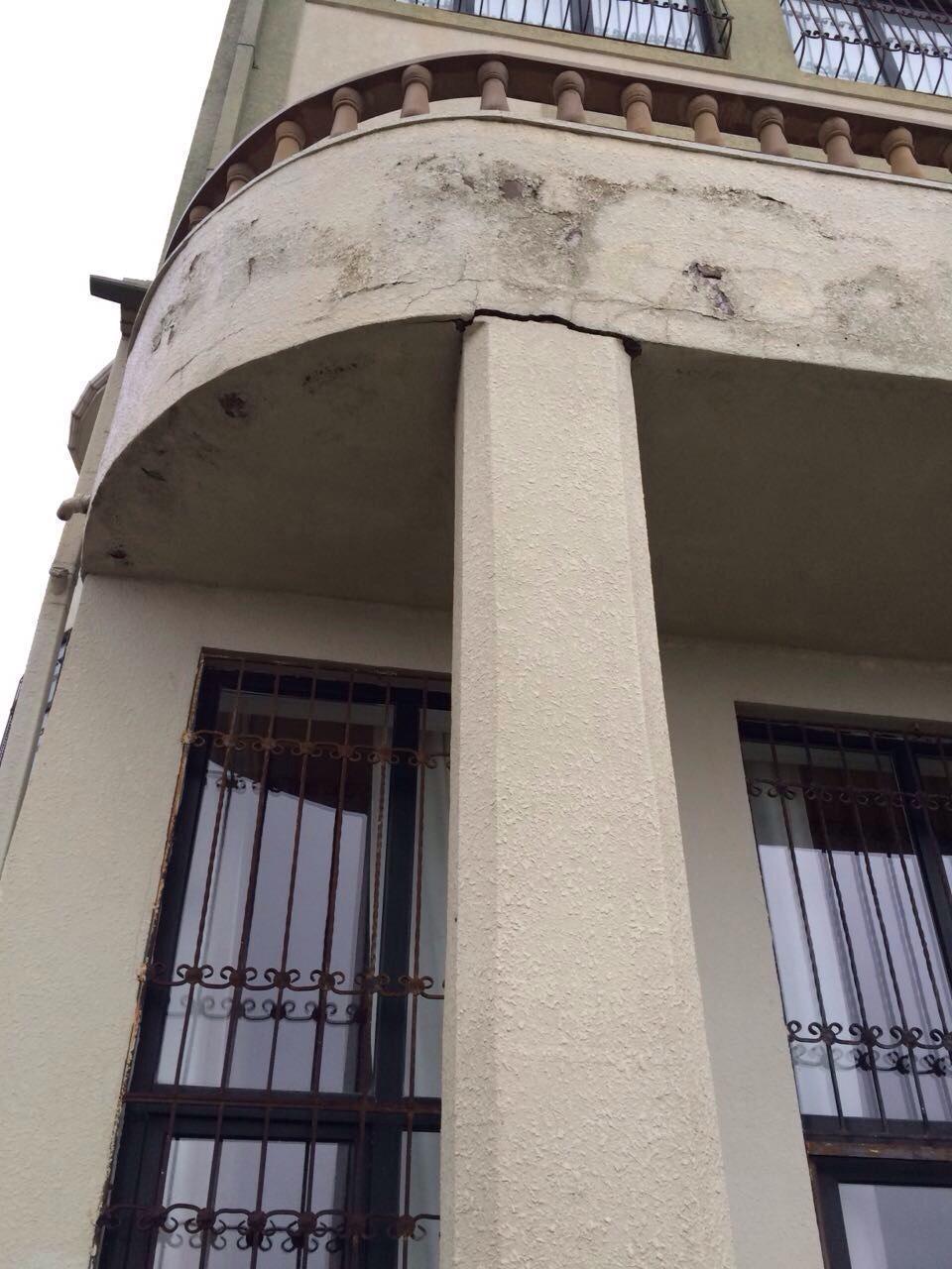 В 16-этажном доме в Баку образовались трещины