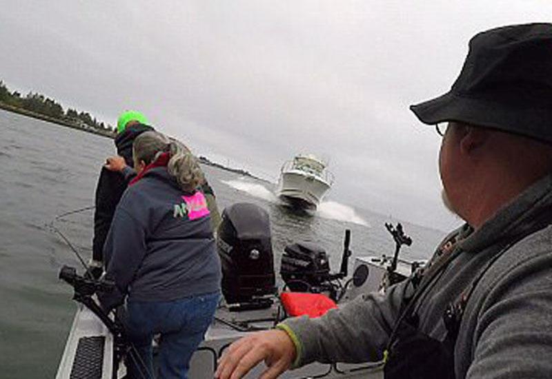 Рыбаки в США спаслись в последний момент перед столкновением с катером