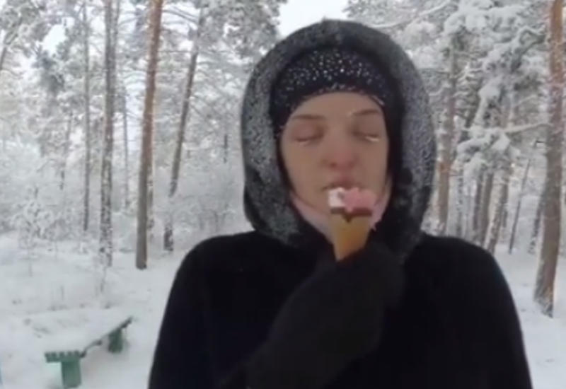 Жительница Якутии удивила поеданием мороженого при аномальных морозах