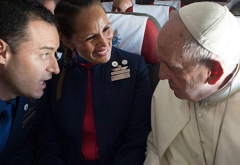 Папа римский обвенчал влюбленную пару на борту самолета