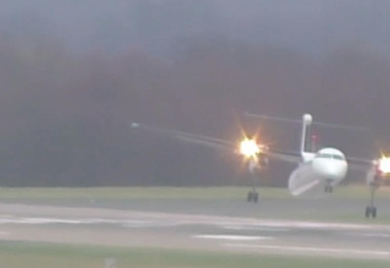 Безумная посадка самолета во время штормового ветра в Дюссельдорфе