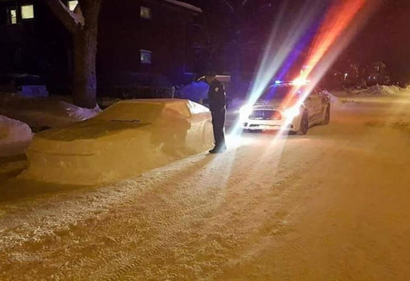 В Канаде полицейский «оштрафовал» автомобиль из снега