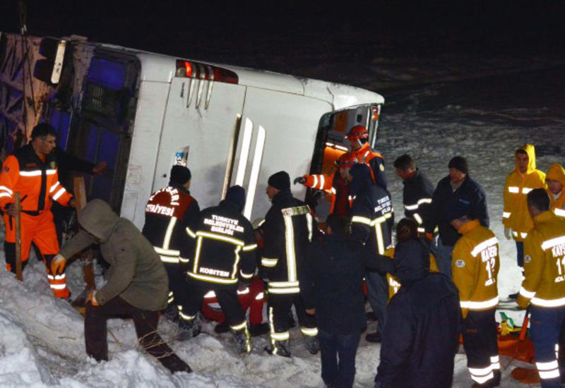 В Турции перевернулся автобус: есть погибшие, много раненых