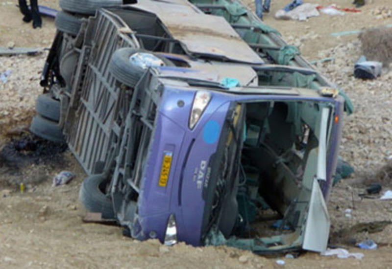 Автобус сорвался в пропасть из-за оползня, 13 погибших