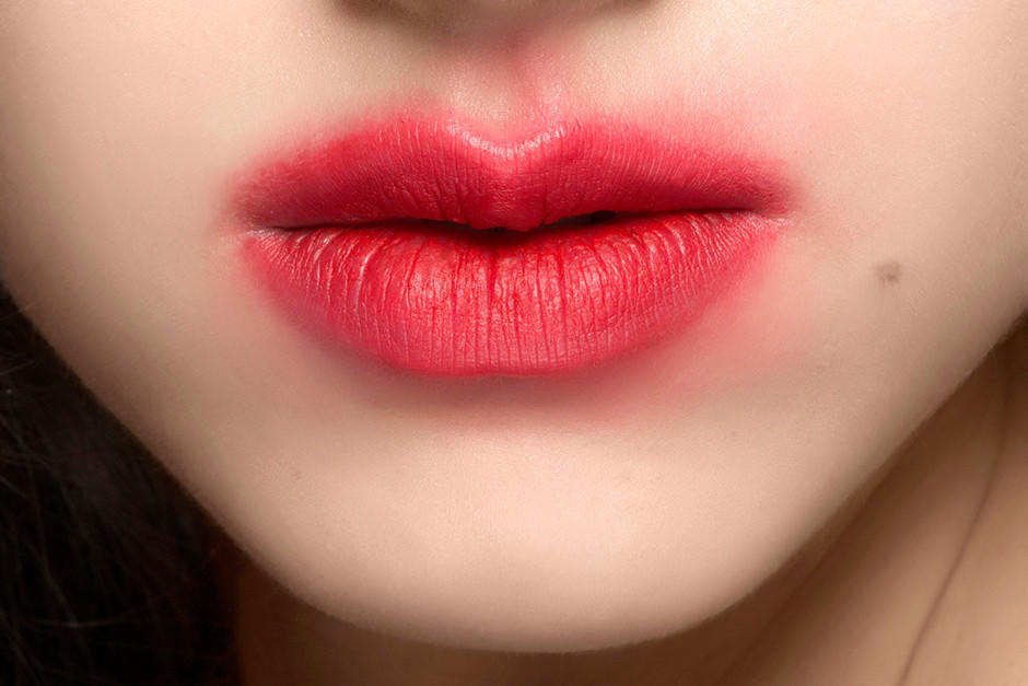 Guby. Эффект зацелованных губ макияж. Помада с эффектом зацелованных губ. Макияж губ эффект зацелованных губ. Цвет зацелованных губ.