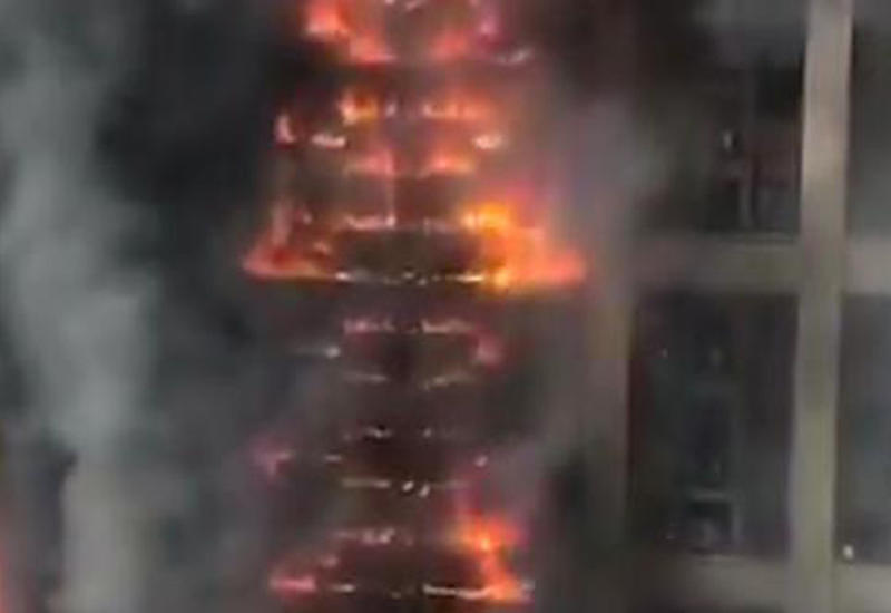Пожар охватил многоэтажное здание в Китае
