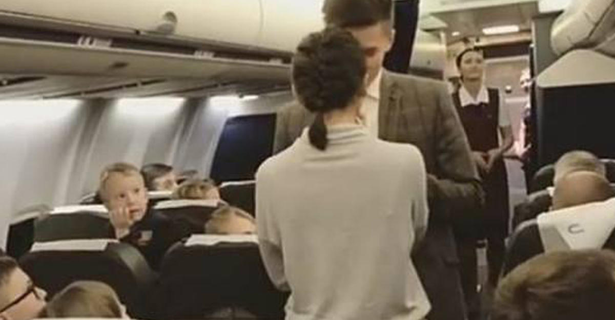 Кадры предложения руки и сердца на борту самолёта покоряют интернет