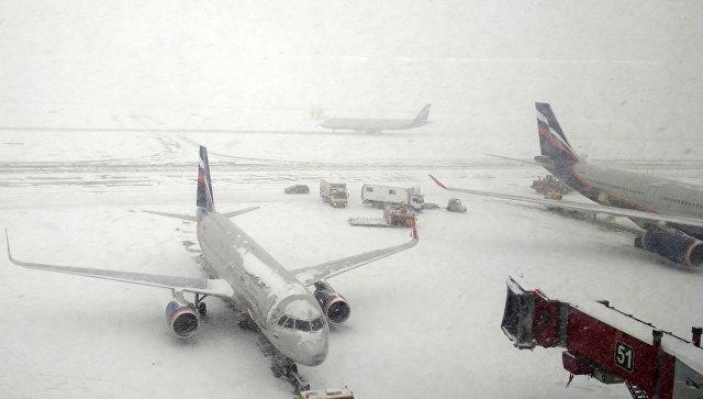 Коллапс в аэропортах Москвы, задержаны более 200 авиарейсов