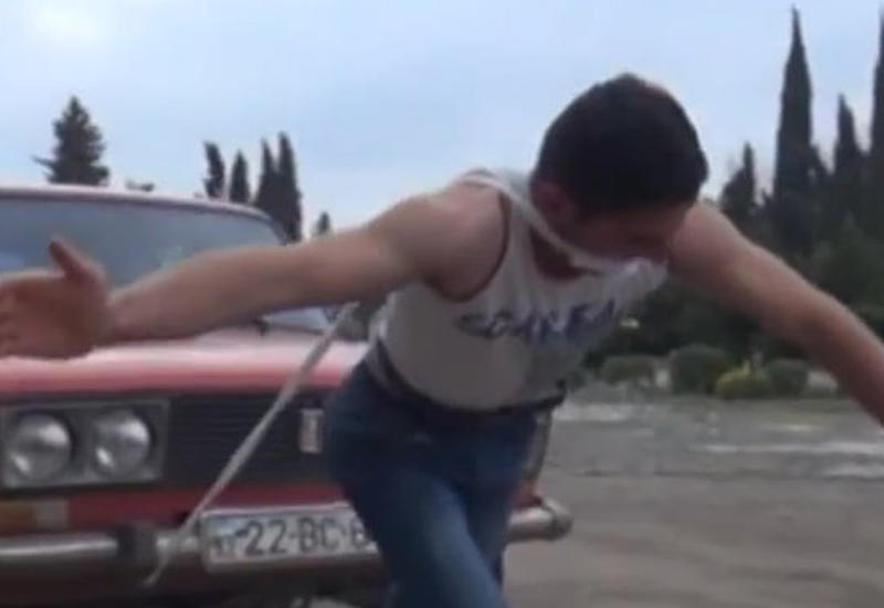 22-летний азербайджанец тащит зубами автомобиль