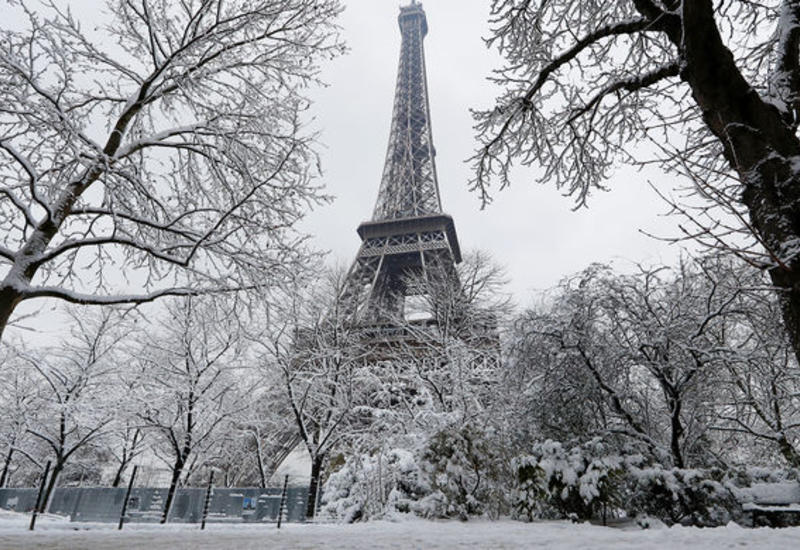Париж парализовало из-за выпавшего снега