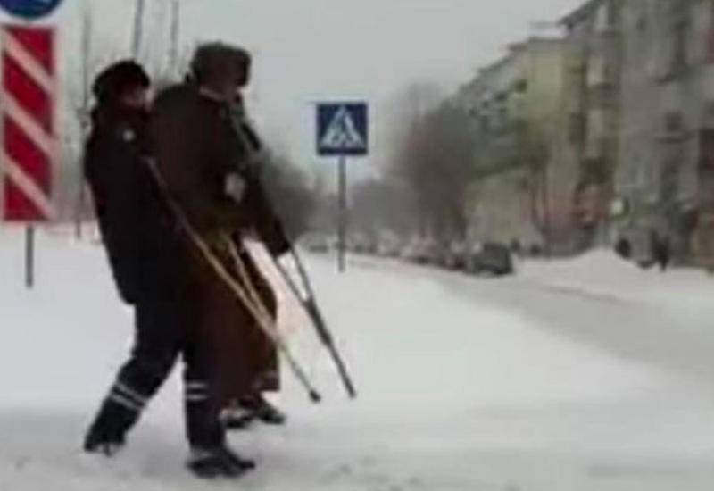 Видео с полицейским и инвалидом после снегопада в Казани покорило Сеть
