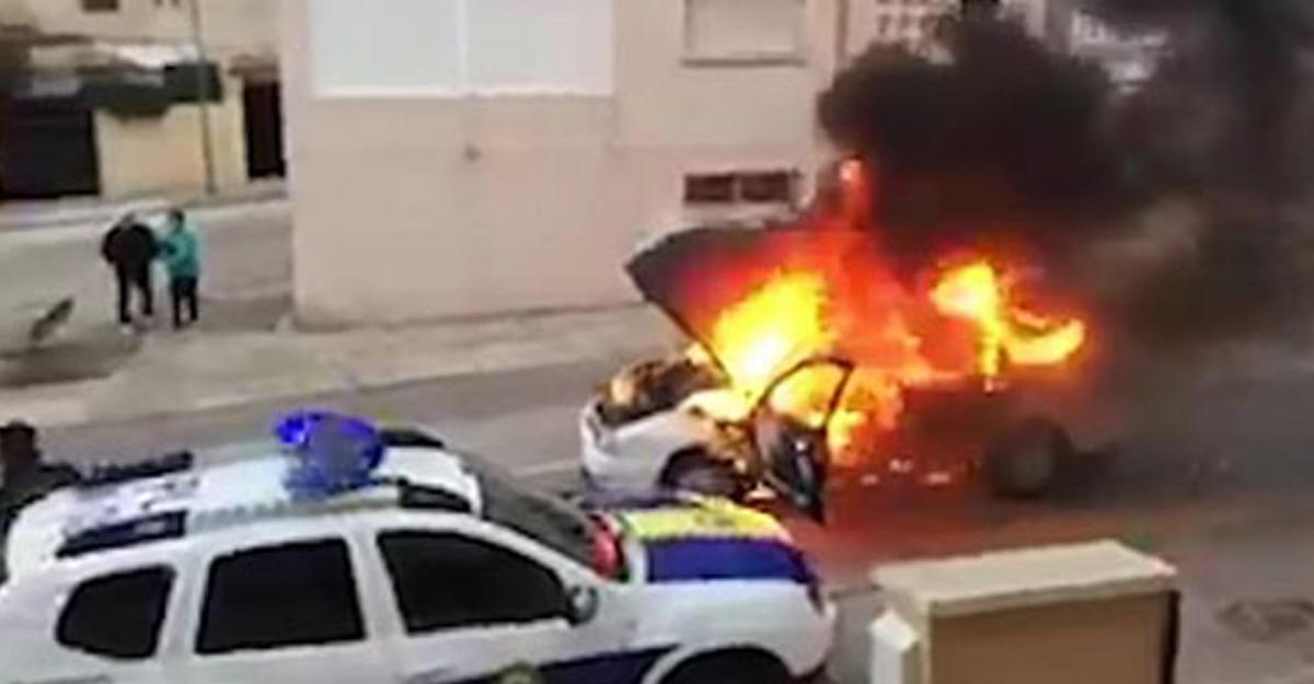 Загоревшийся автомобиль укатился от пожарных и полицейских
