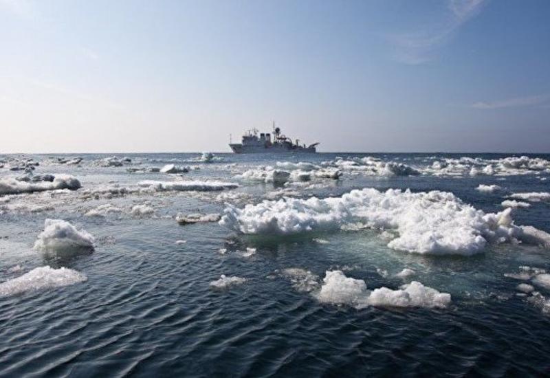 Во льдах Охотского моря застряло судно, на борту более 100 человек