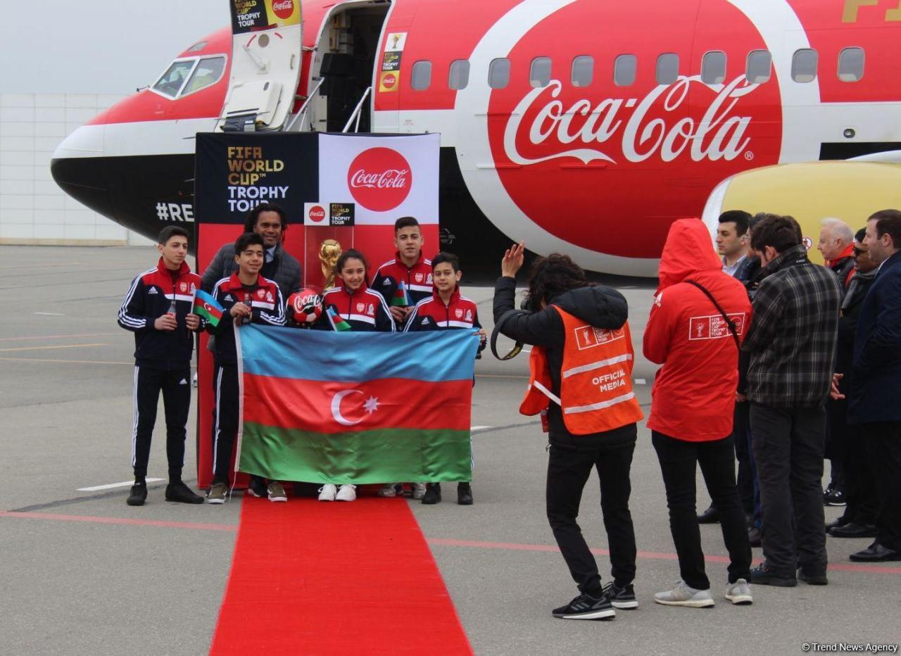 В Баку выставлен Кубок мира по футболу