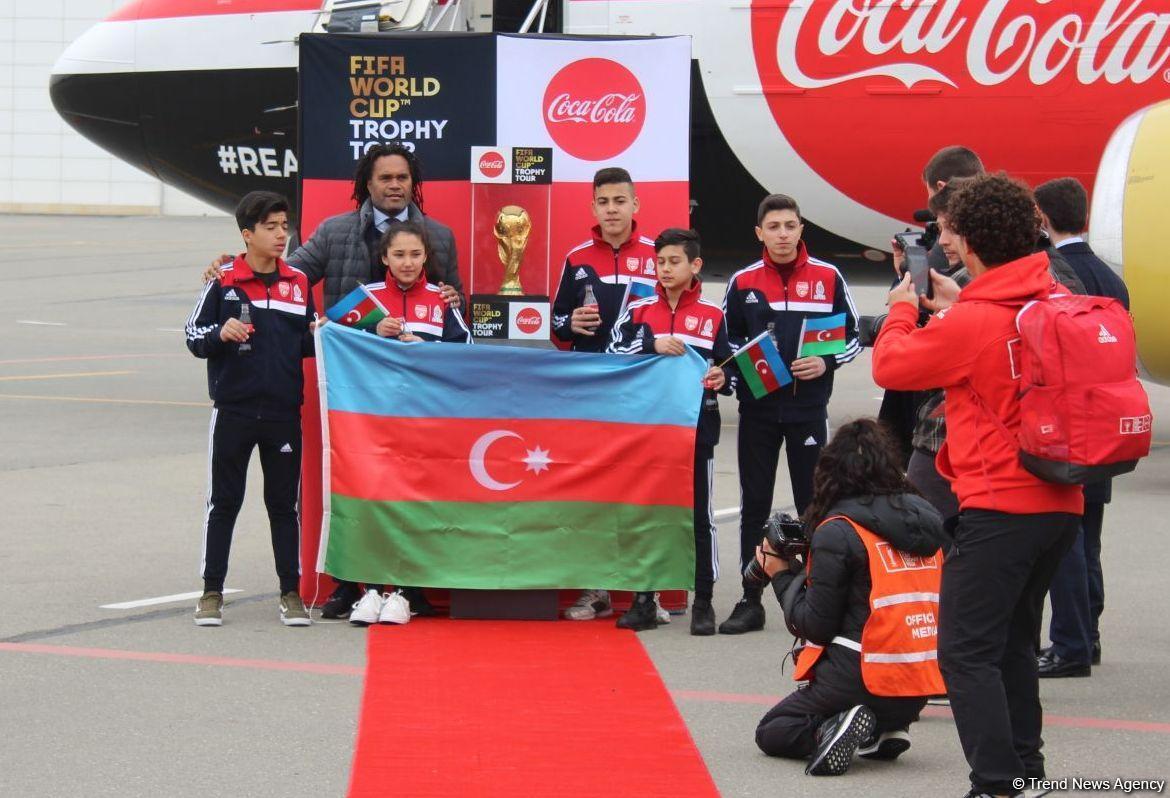 В Баку выставлен Кубок мира по футболу