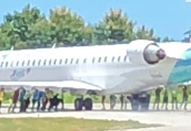 Сотрудникам аэропорта пришлось толкать самолёт вручную