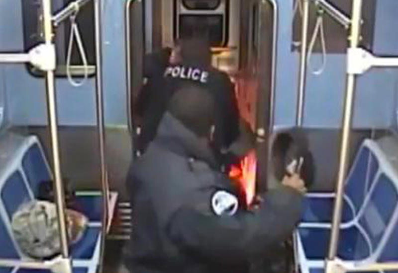 В Чикаго парень в метро поджег себя, когда на него бросились полицейские