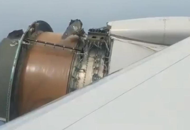 Пассажиры Boeing сняли разваливающийся двигатель самолёта на камеры