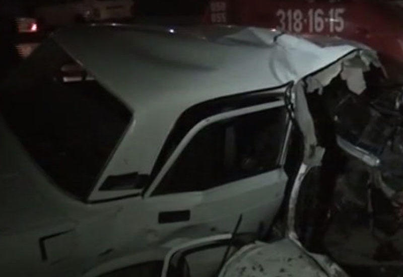 Maşın qaçıran sürücü, avtomobili ağaca çırpdı: 1 ölü, 1 yaralı